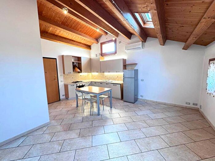 Appartamento con 5 locali in affitto in Zona Manfredini Rivadolmo Pesare, Este