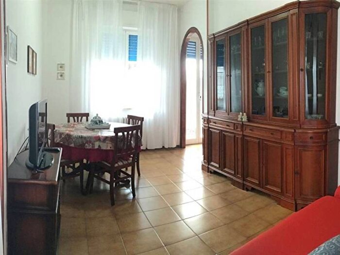 Appartamento trilocale in affitto in via Rossini, Zona Nuova Pratoranieri, Follonica