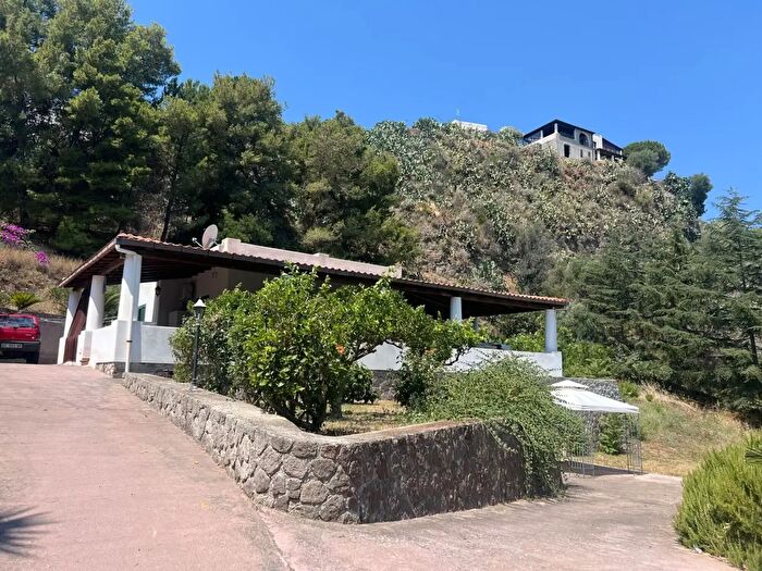Casa trilocale in vendita in Contrada Vizzina Snc, Lipari