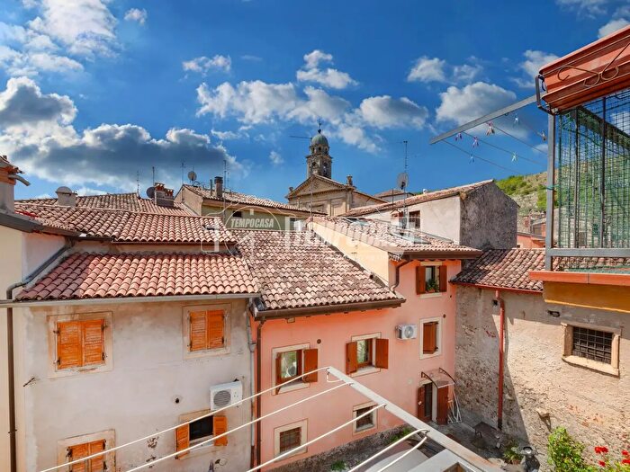 Appartamento trilocale in vendita in Via Lavello, Verona