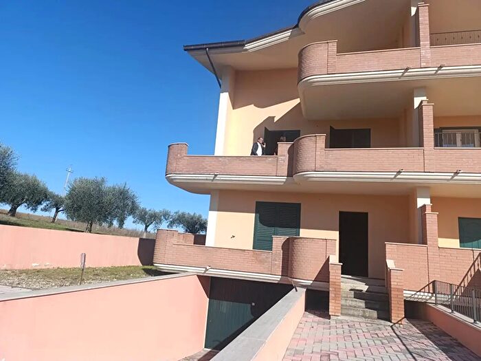 Casa con 8 locali in vendita in Campli