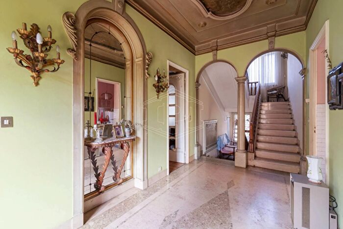 Casa con 7 locali in vendita in Via Servais, Torino