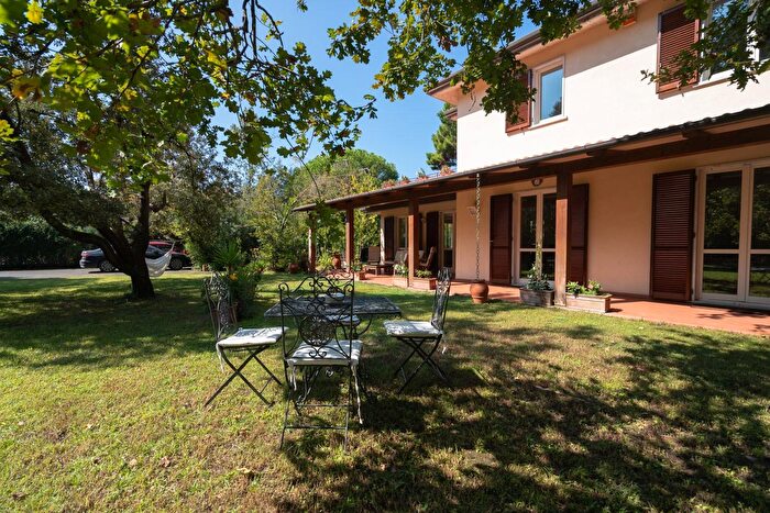 Casa con 11 locali in vendita in Massa