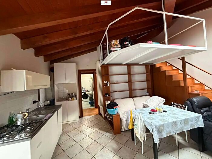 Appartamento bilocale in affitto in Piazza Carabelli, Usmate Velate