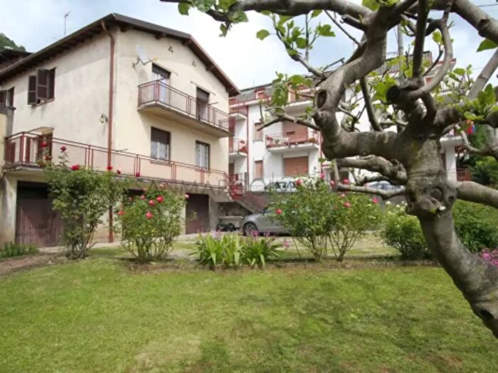 Casa con 6 locali in vendita in Carenno