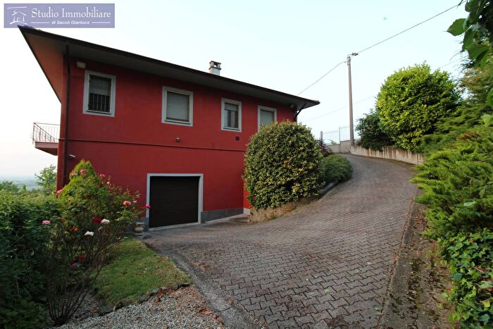 Casa quadrilocale in vendita in Frazione Casa Bianca Bis, Montu Beccaria