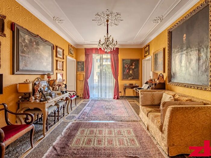 Appartamento con 9 locali in vendita in Via Giovan Battista Lanata, Genova