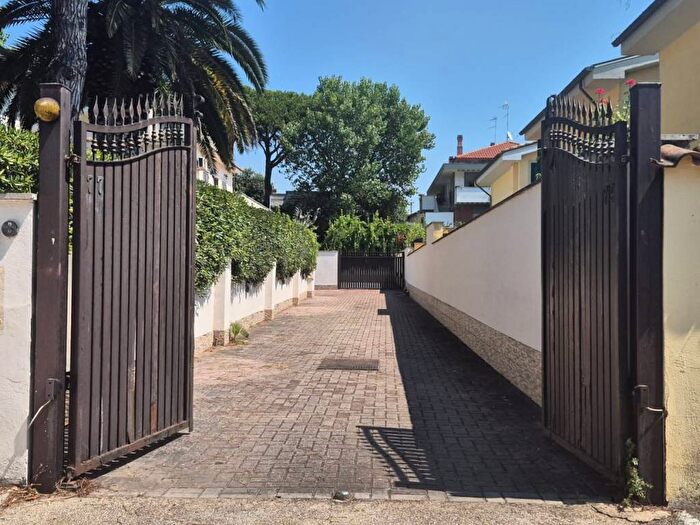 Casa trilocale in affitto in Viale delle Viole, Villaggio Giornalisti Poggio, Anzio