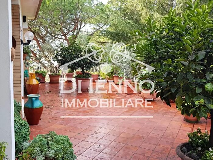 Appartamento con 7 locali in vendita in Via Cassia, Roma