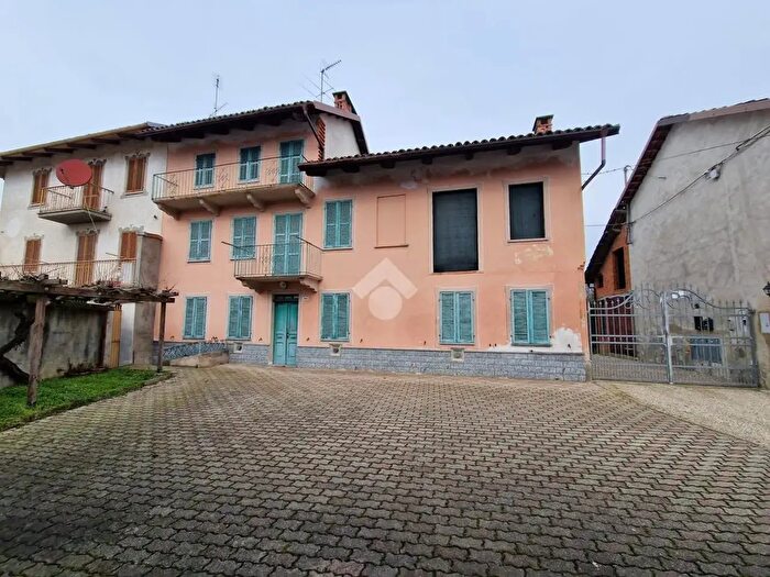 Casa con 6 locali in vendita in Strada Pratomorone, Tigliole