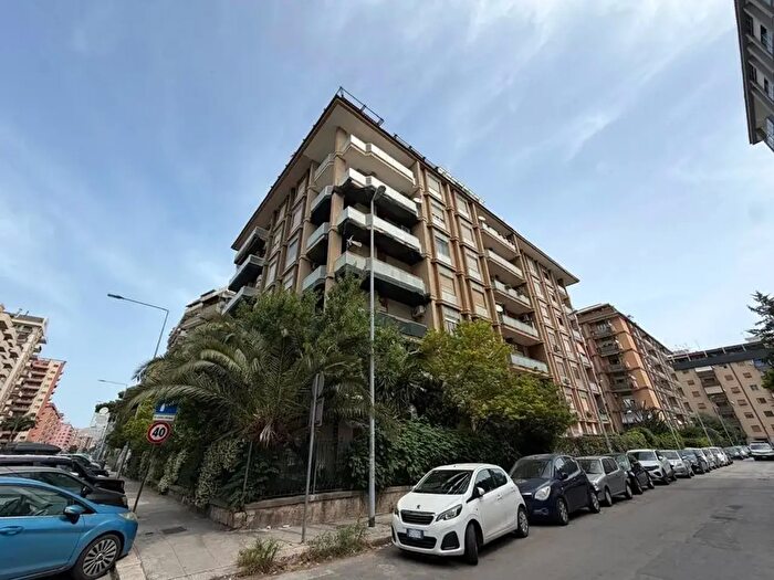 Appartamento con 5 locali in vendita in Piazza Europa, Palermo