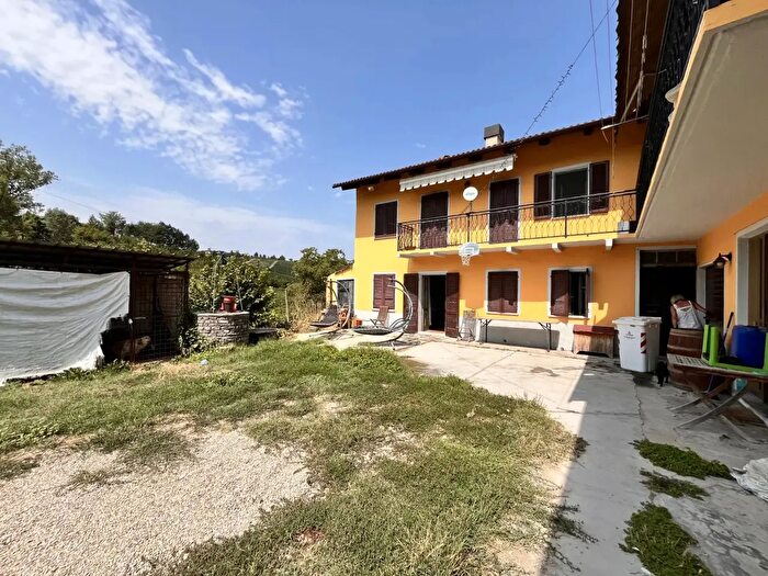Casa con 5 locali in vendita in Via Starda, Neive