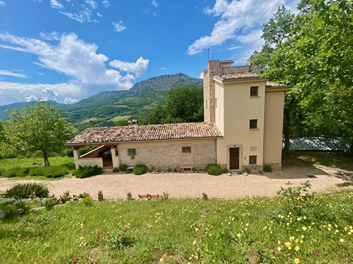 Casa con 8 locali in vendita in Pietranico