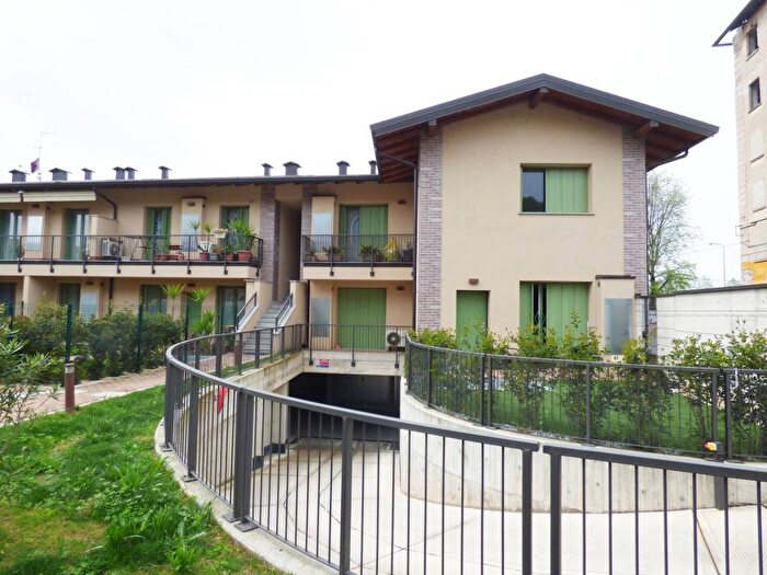 Appartamento trilocale in affitto in Via Rasica, Osio Sopra