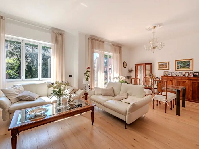 Appartamento con 6 locali in vendita in Via Angelo Carrara, Genova