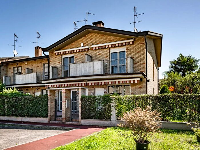 Casa trilocale in vendita in Via Paganini, Caronno Pertusella