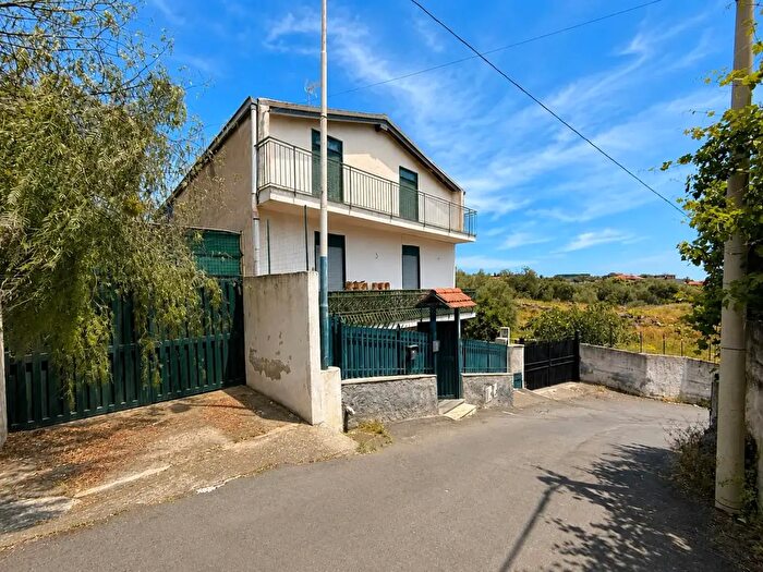 Appartamento con 5 locali in vendita in Via De Curtis, Misterbianco