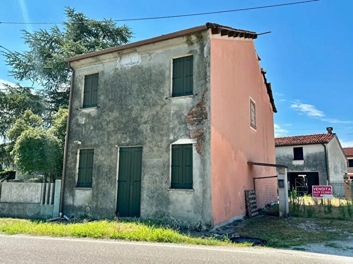 Casa quadrilocale in vendita in Via Arzarello Snc, Borgo Veneto