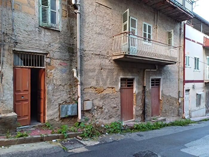 Casa con 15 locali in vendita in Favara
