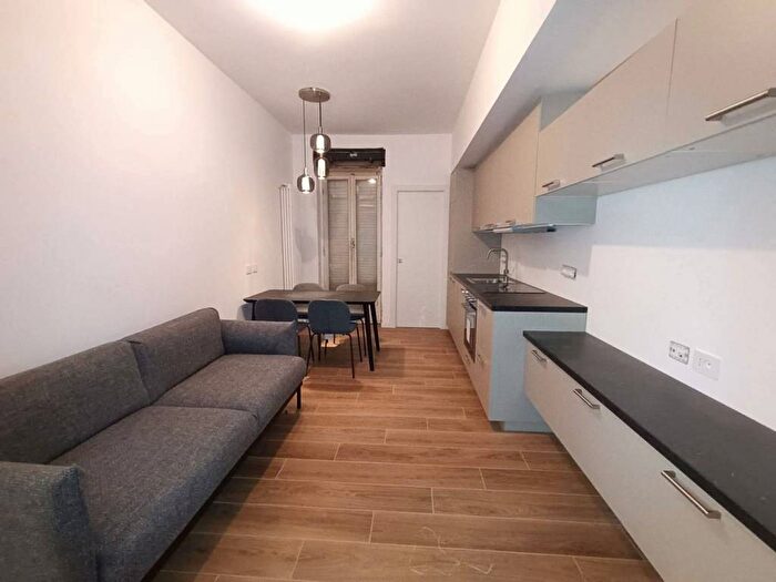 Appartamento quadrilocale in affitto in Via Giacosa, Rovereto, Milano