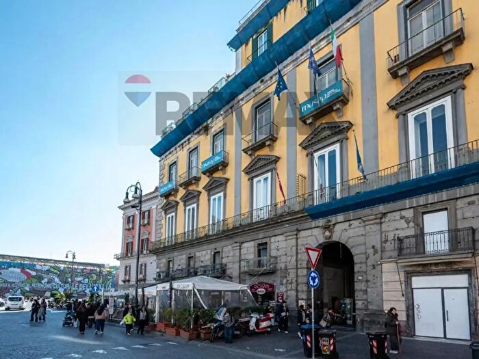 Appartamento con 5 locali in vendita in Napoli