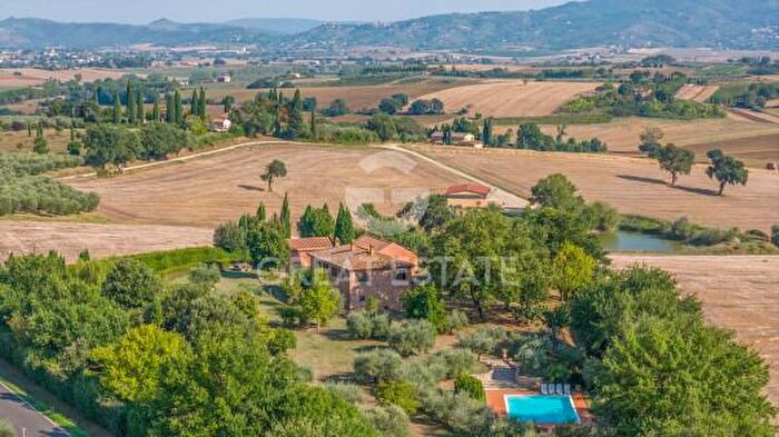 Casa con 6 locali in vendita in Localita Badiali, Castiglione Del Lago