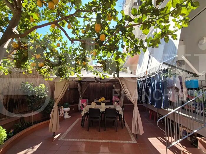 Appartamento quadrilocale in vendita in Via Enea, Napoli