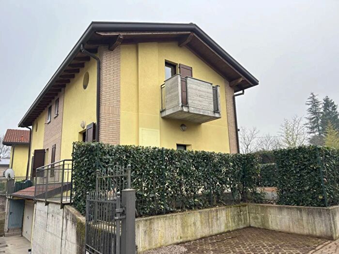 Casa con 5 locali in vendita in Via Alessandro Volta, Carbonate