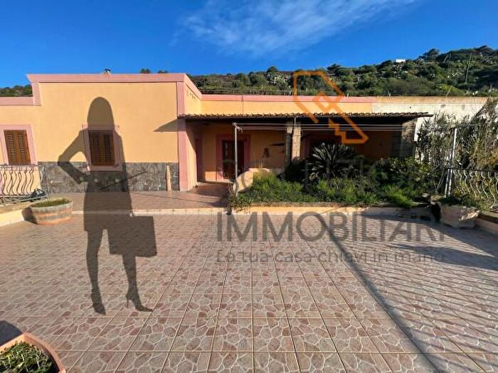 Appartamento con 6 locali in vendita in Via San Corrado, Pantelleria