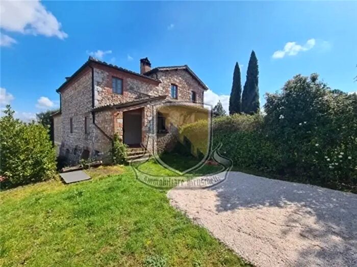 Casa con 6 locali in vendita in Sovicille