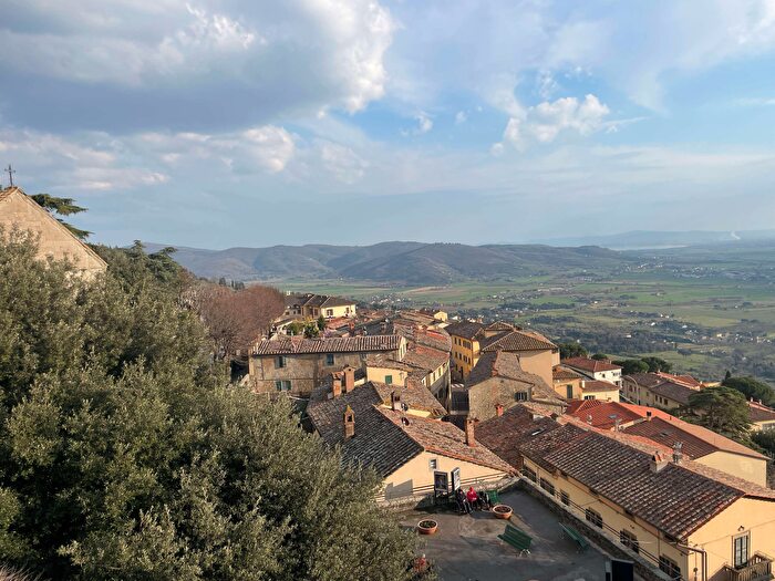Casa con 8 locali in vendita in Viale Santa Margherita, Cortona