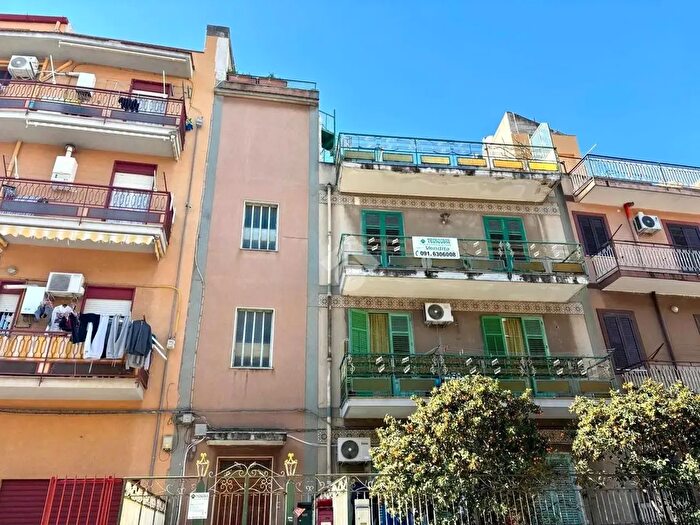 Appartamento quadrilocale in vendita in Via Conte Federico, Palermo