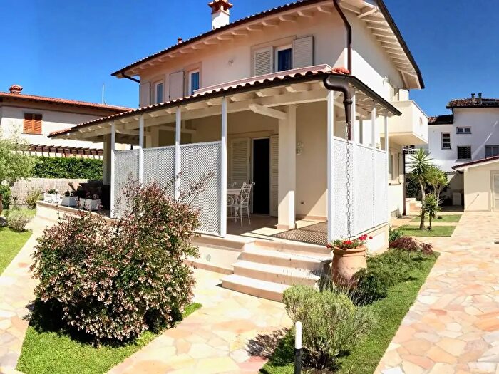 Casa con 10 locali in vendita in Pietrasanta