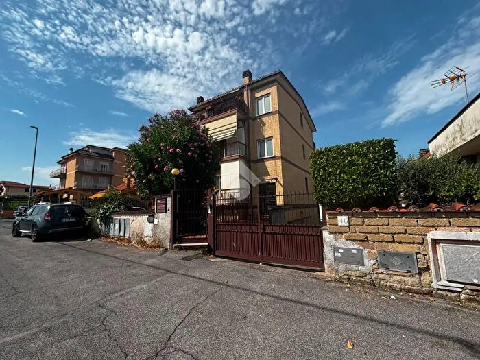 Appartamento bilocale in vendita in Via Simeri Crichi, Roma