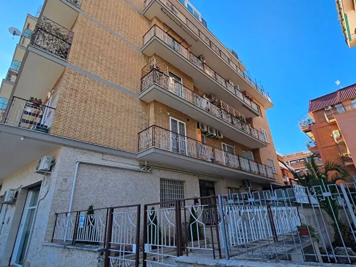 Appartamento trilocale in affitto in Via Emilio De Marchi, Roma