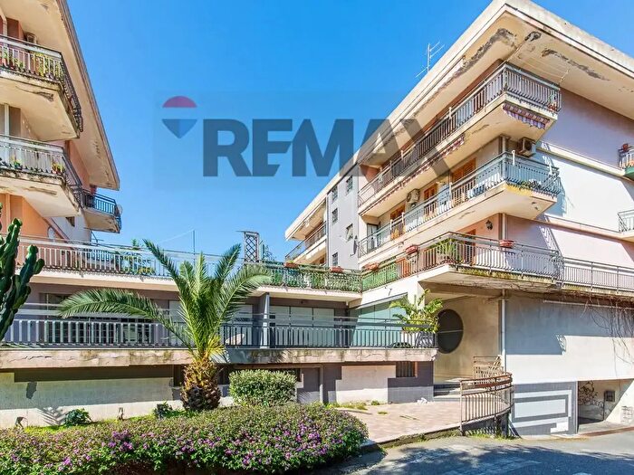 Appartamento con 7 locali in vendita in Via Santi Bonaccorsi, Aci Catena