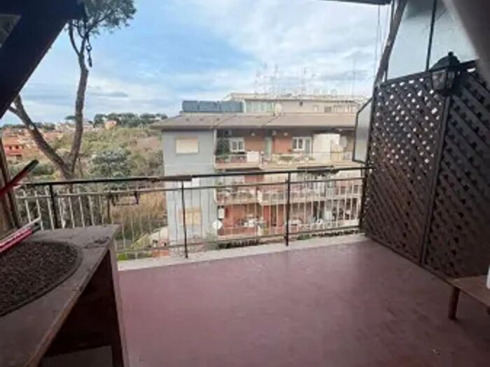 Appartamento trilocale in vendita in Via Baveno, Roma