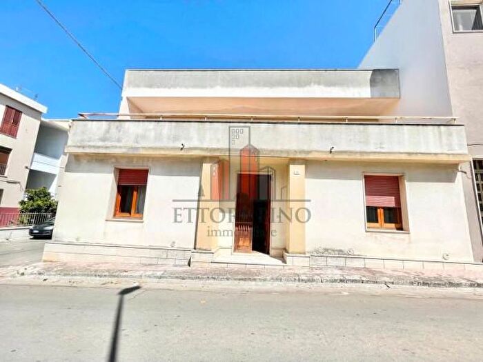 Casa con 6 locali in vendita in Casarano