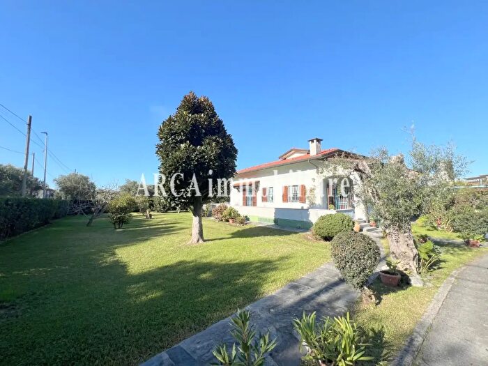 Casa con 10 locali in vendita in Seravezza