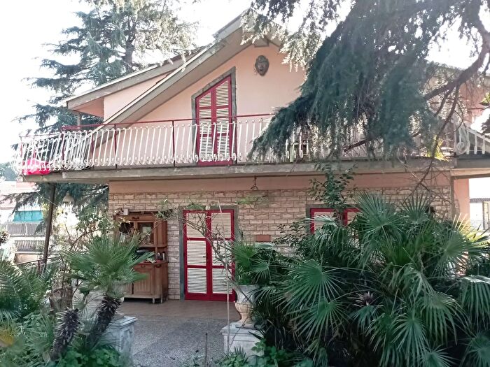 Casa con 7 locali in vendita in Via Bombietro, Roma