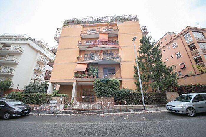 Appartamento quadrilocale in vendita in Via Carlo Lorenzini, Roma