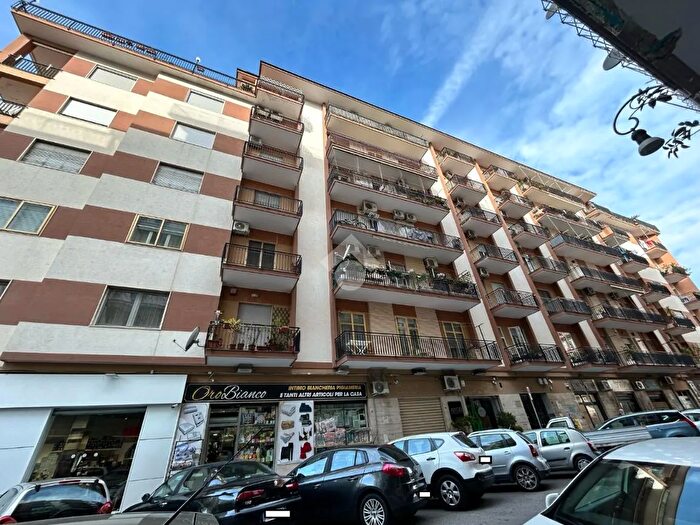 Appartamento trilocale in vendita in Via Sichelmanno, Salerno