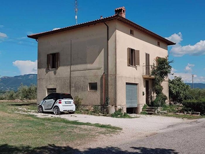 Casa quadrilocale in affitto in Colvalenza, Todi