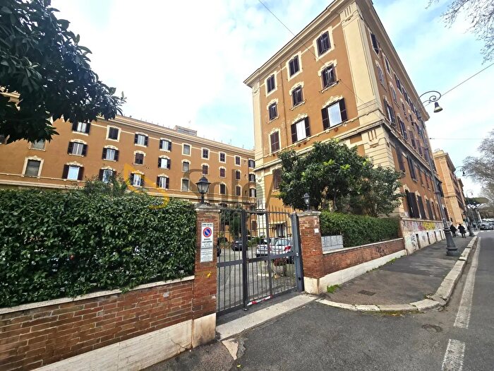 Appartamento trilocale in affitto in Piazza di Santa Croce in Gerusalemme, Roma