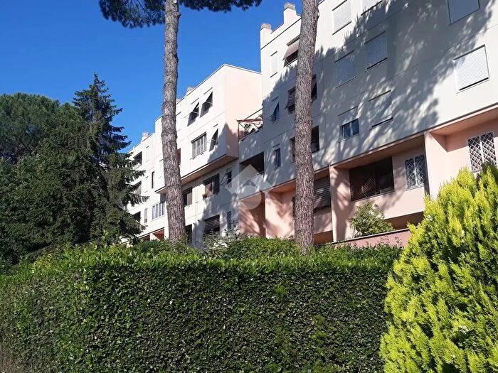 Appartamento trilocale in vendita in Via Amico Aspertini, Roma