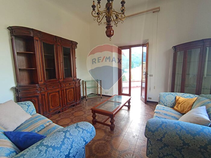 Casa con 7 locali in vendita in Bagni Di Lucca