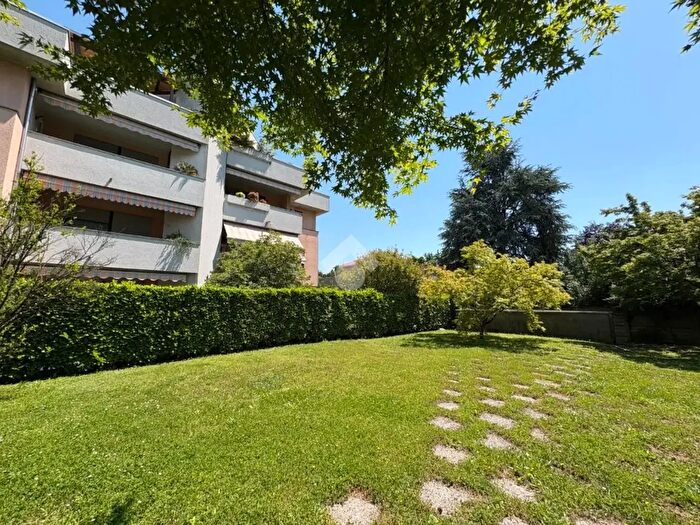 Appartamento con 5 locali in vendita in Via Novara, Legnano