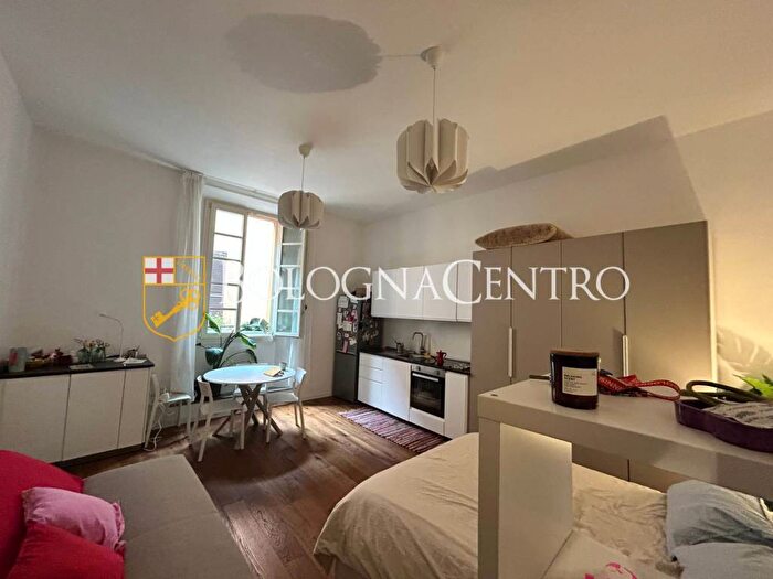 Appartamento monolocale in affitto in Vicolo Posterla, Centro Storico, Bologna