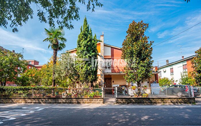 Casa con 8 locali in vendita in Via Filzi, Castelfranco Emilia