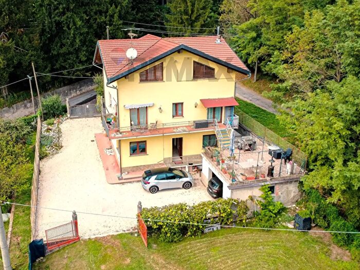 Casa con 13 locali in vendita in Via Cavour, Caravate